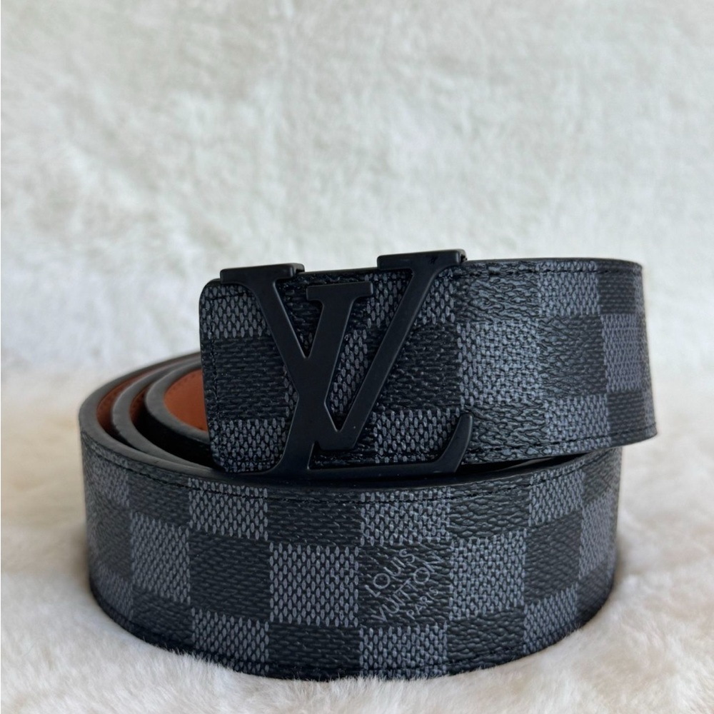 Louis Vuitton men’s belt 42/105 perfect condition - rarely used